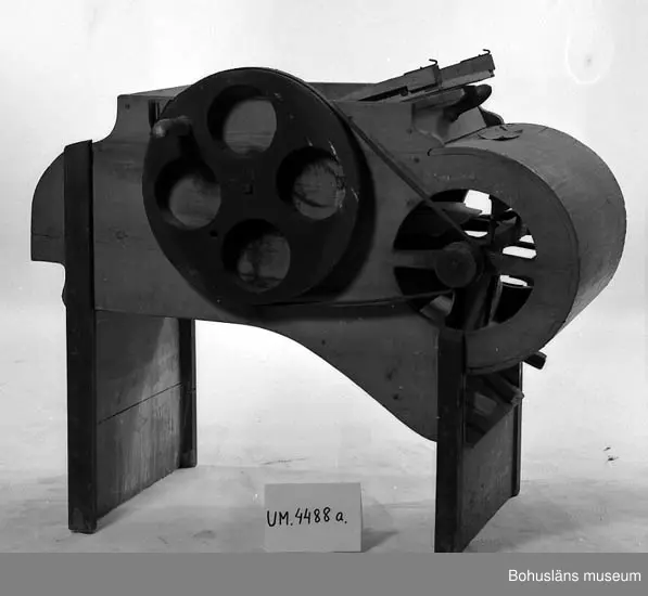 Ur handskrivna katalogen 1957-1958:
Sädesharpa
L. 124; Br. 61; H. 100 cm (drivhjulen oräknade). b) En sikt som avskiljer olika storlekar av korn 49,5 x 52,5 cm; träram m. parallella trådar av järn. Rost. Hel.

Lappkatalog: 51
