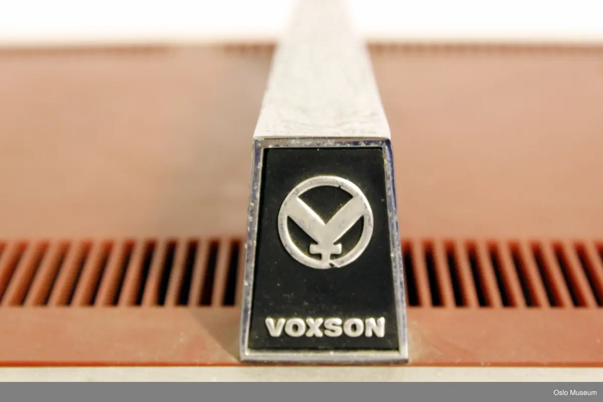 Rektangulær portabel TV med håndtak på toppen, antenne til dra ut bak til høyre og to hjul for frekvens, VHF og UHF på toppen. hull til ledning bak (som mangler). Tre små skruknapper foran for innstilling av lysstyrke, og lyd (ant., samt en av og på knapp for VHF/UHF.