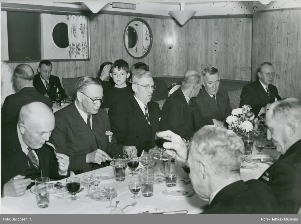 Gjestene spiser på cargolineren M/S Thermopylæ, B/N 483 under prøvetur i Oslofjorden 24. november 1949. Skipet ble levert av Akers Mek. Verksted i 1949 til Wilh. Wilhelmsen.