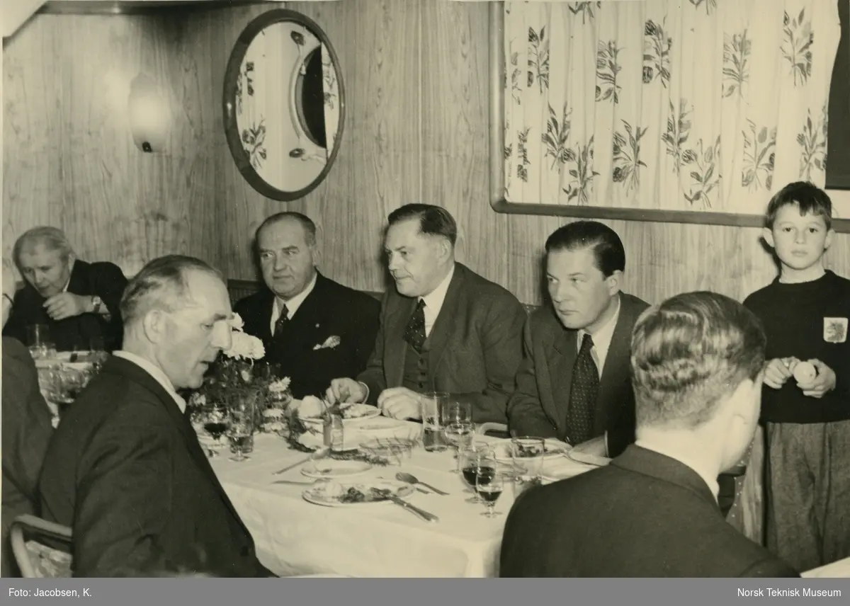 Gjestene spiser ombord på cargolineren M/S Thermopylæ, B/N 483 under prøvetur i Oslofjorden 24. november 1949. Skipet ble levert av Akers Mek. Verksted i 1949 til Wilh. Wilhelmsen.