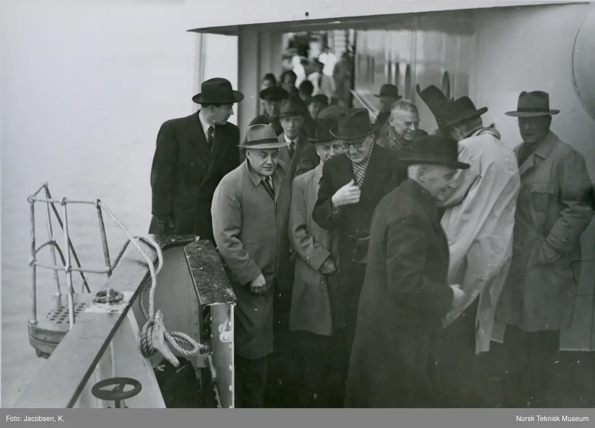 Representanter fra Wilh. Wilhelmsen og Akers Mek. Verksted på dekk på cargolineren M/S Thermopylæ, B/N 483 under prøvetur i Oslofjorden 24. november 1949.