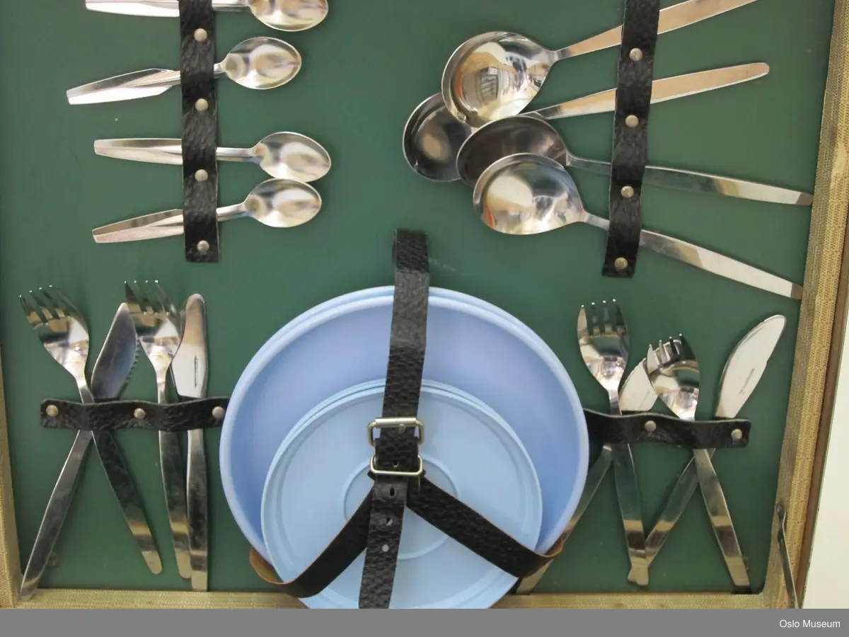 10 kopper i plast, noe ulik fargeskala (blått)
4 eggeglass i lys blått plast
6 smørbrødbrikker fra Oslo Sparebank med motiv hentet fra skulpturer i byen
1 forskjærskniv formet som en sverdfisk med ulike funskjoner; boksåpner, flaskeåpner, grov og fin skjæring (rillet)
4 gafler, metall
4 kniver, metall
4 skjeer, metall
4 teskjeer, metall (ikke opprinnelige) de var opprinnelig lysblå plast
3 skåler lysblå plast ant til kopper
2 større tallerkener, lys blå plast