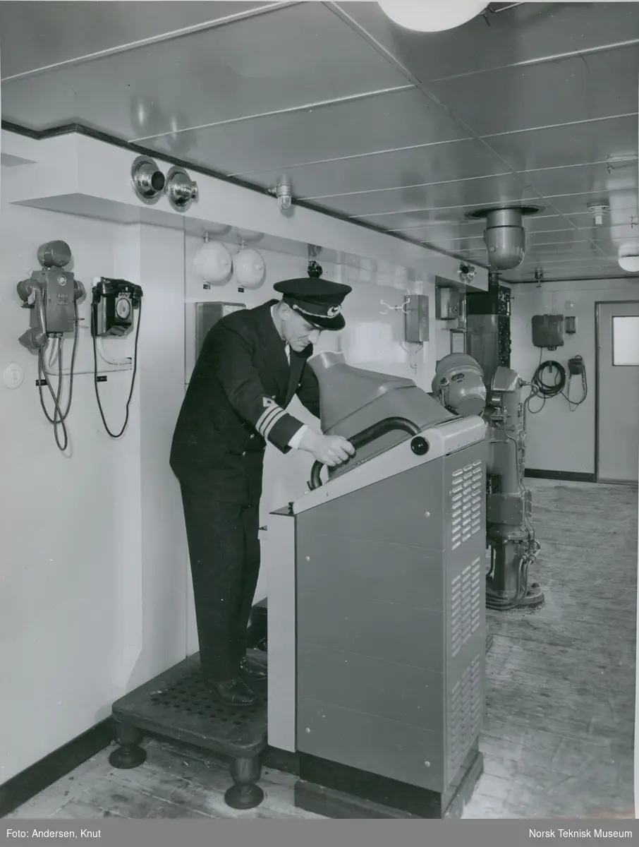 Styrmann i styrehuset på cargolineren M/S Hørda (senere omdøpt til M/S Tegal), B/N 507. Skipet ble levert i 1955 til J.L Mowinckels rederi.