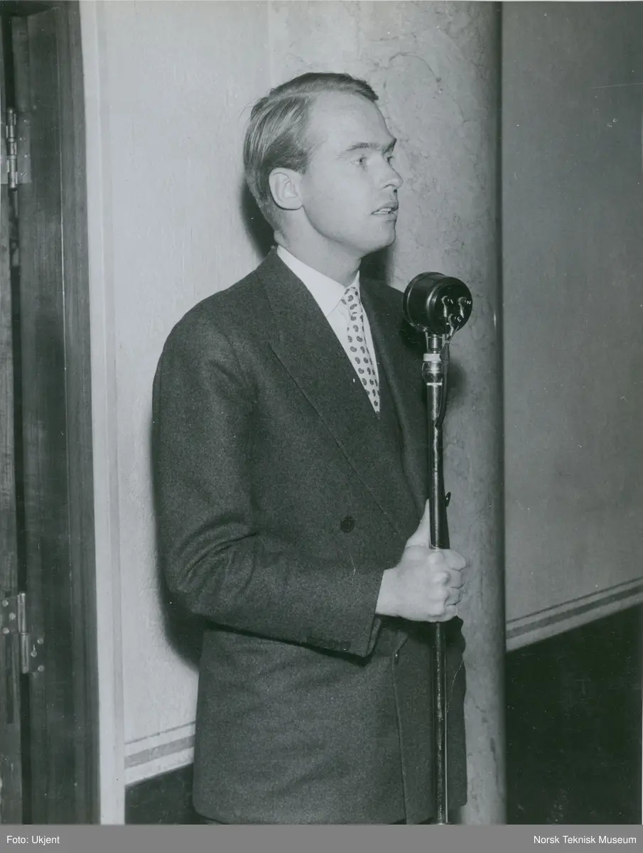 Fred Olsen taler under middag i velferdsbygget etter stabelavløpning av tankeren M/S Vivi, B/N 511 på Akers Mek. Verksted 2. mars 1957. Skipet ble levert i 1957 til Halfdan Ditlev-Simonsen & Co.