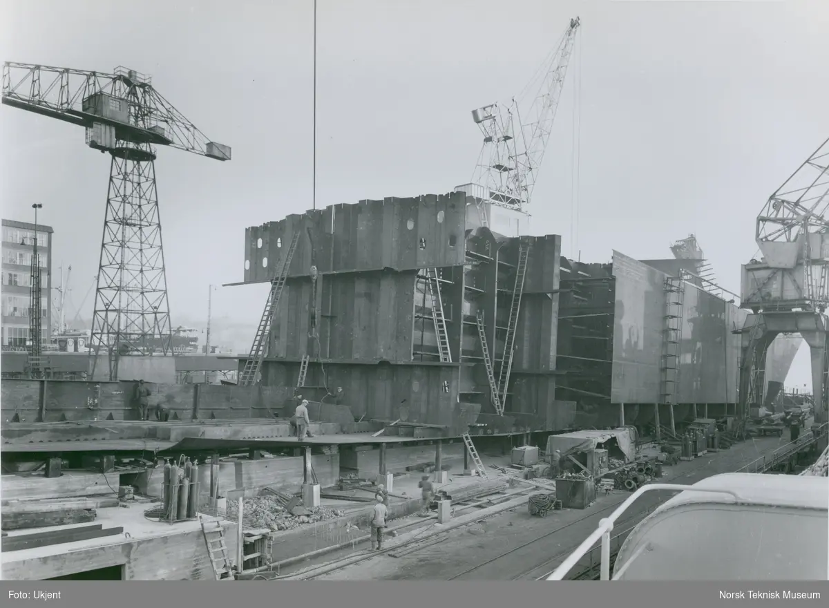 Tankeren M/S Farmand (solgt og omdøpt til M/S Norsk Viking i 1963), B/N 514 under bygging på Akers Mek. Verksted. Skipet ble levert i 1958 til Antarctic A/S.