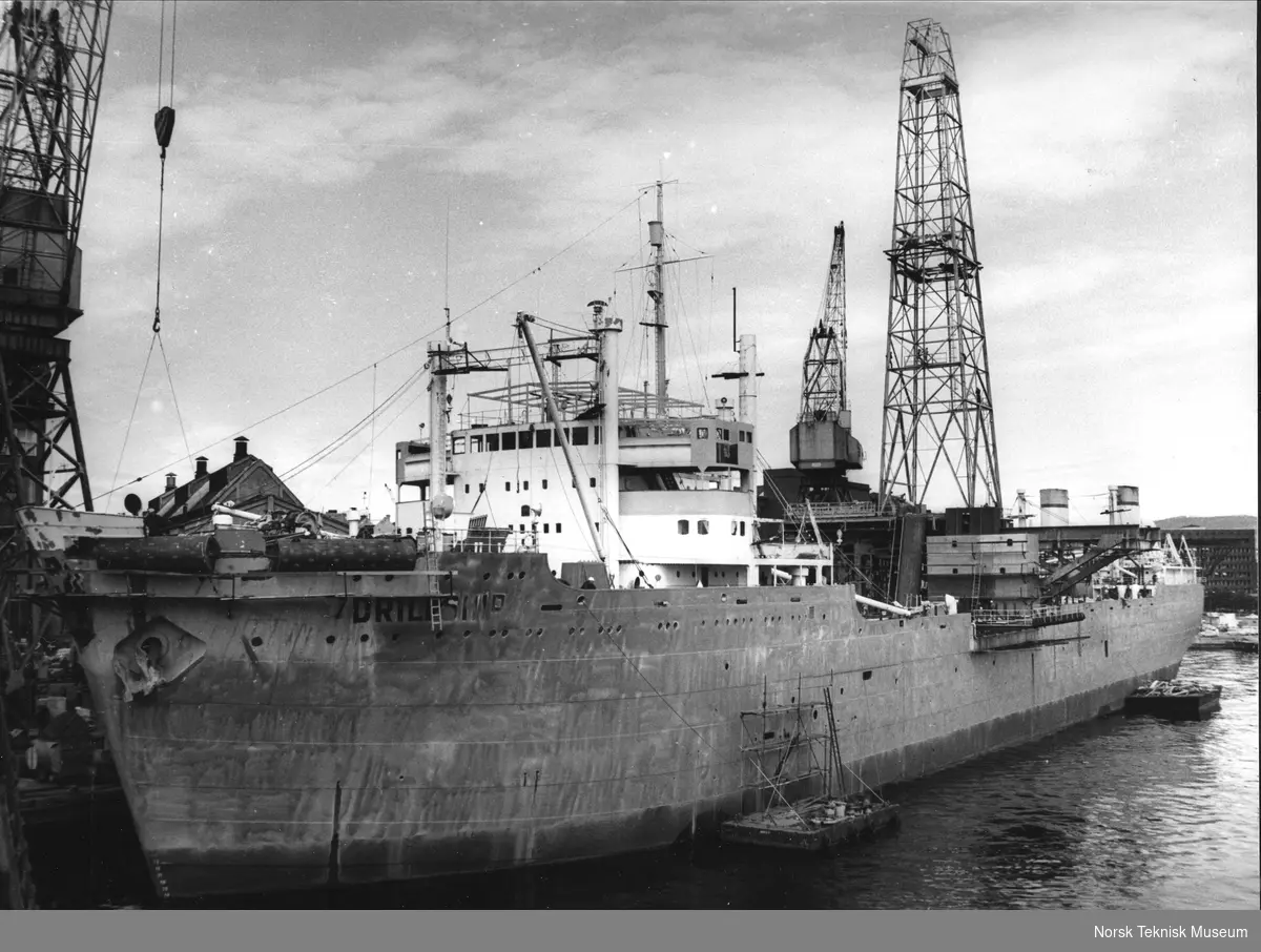 Hvalkokeriet Thorshøvdi bygges om til Drillship for oljeindustrien,  Akers mek. Verksted, tatt fra Rådhuset, Oslo, 21. mai 1967