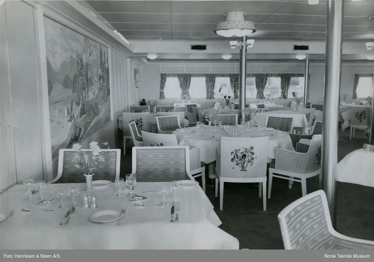 Spisesalong på passasjer- og lasteskipet M/S Blenheim, B/N 490. Skipet ble levert av Akers Mek. Verksted i 1951 til Fred. Olsen & Co.