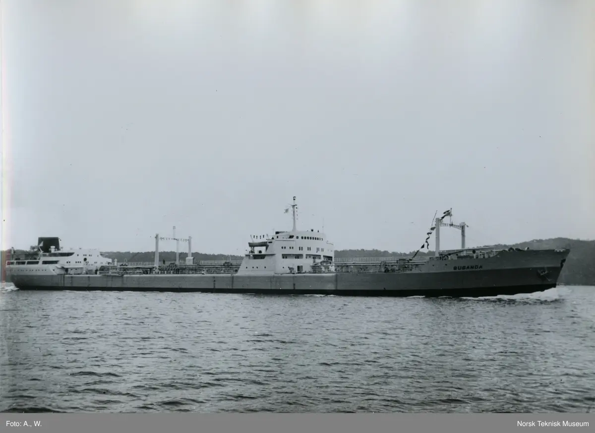Eksteriør, tankeren M/S Buganda, B/N 529 (Stords B/N 47) i Oslofjorden 27. juni 1963. Skipet ble levert av Akers Mek. Verksted og Stord Verft i 1963 til N.R. Bugge.