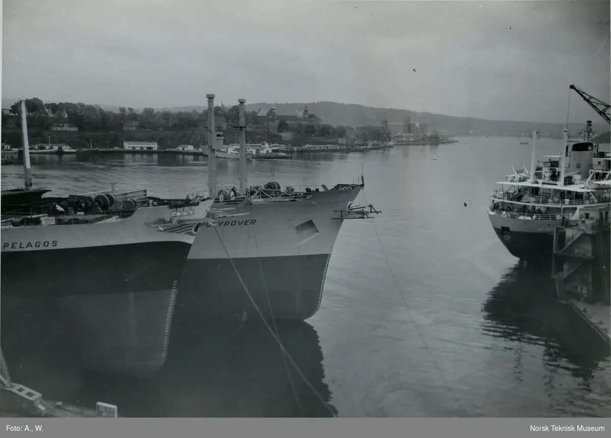 Tørrlasteskipet M/S Polyrover, B/N 536 under bygging på Akers Mek. Verksted. Skipet ble levert 12. desember 1961 til Kristiansands Tankrederi A/S v/ Einar Rasmussen. M/S Pelagos, B/N 534 (Stords B/N 57) t.v., M/S Atlantic Trader, B/N 533 t. h. Akershus Festning i bakgrunnen.