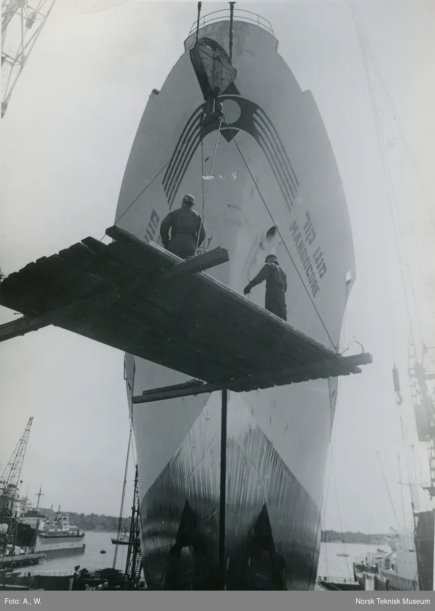 Før stabelavløpning av kjøleskipet M/S Mangocore, B/N 557 på Akers Mek. Verksted 25. juni 1964. Skipet ble levert 11. januar 1965 til Maritime Fruit Carriers Co. Haifa, Israel.