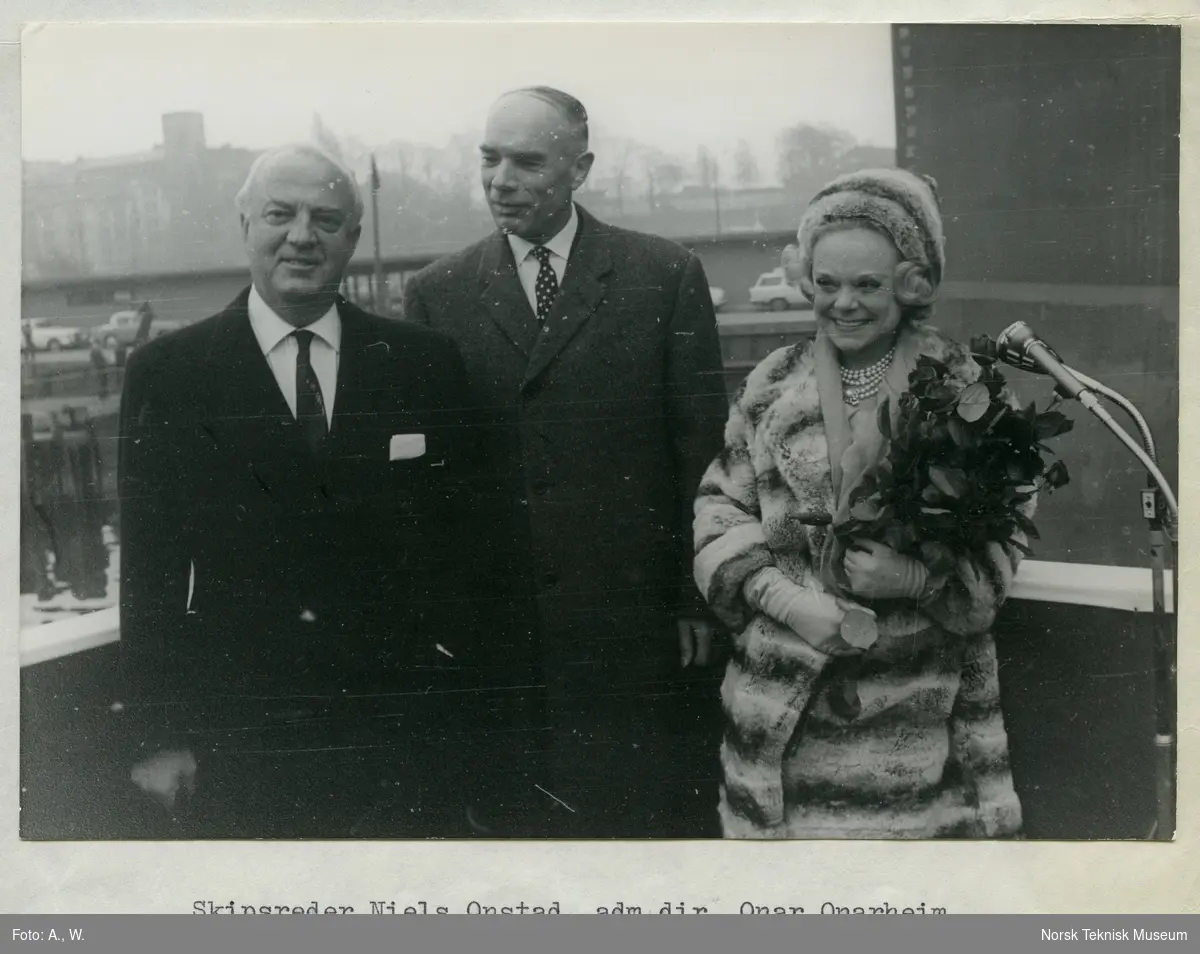 Niels Onstad, adm. direktør Onar Onarheim og Sonja Henie på tribunen i forbindelse med dåp av tankeren M/S Sonja, B/N 560 på Akers Mek. Verksted 9. november 1965. Skipet ble levert 11. november 1965 til Onstad Shipping A/S.