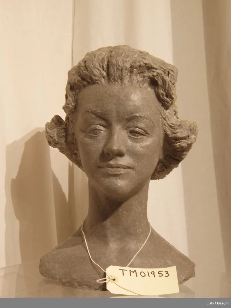 Byste i grått, glassfiber støp. Ingen signatur.