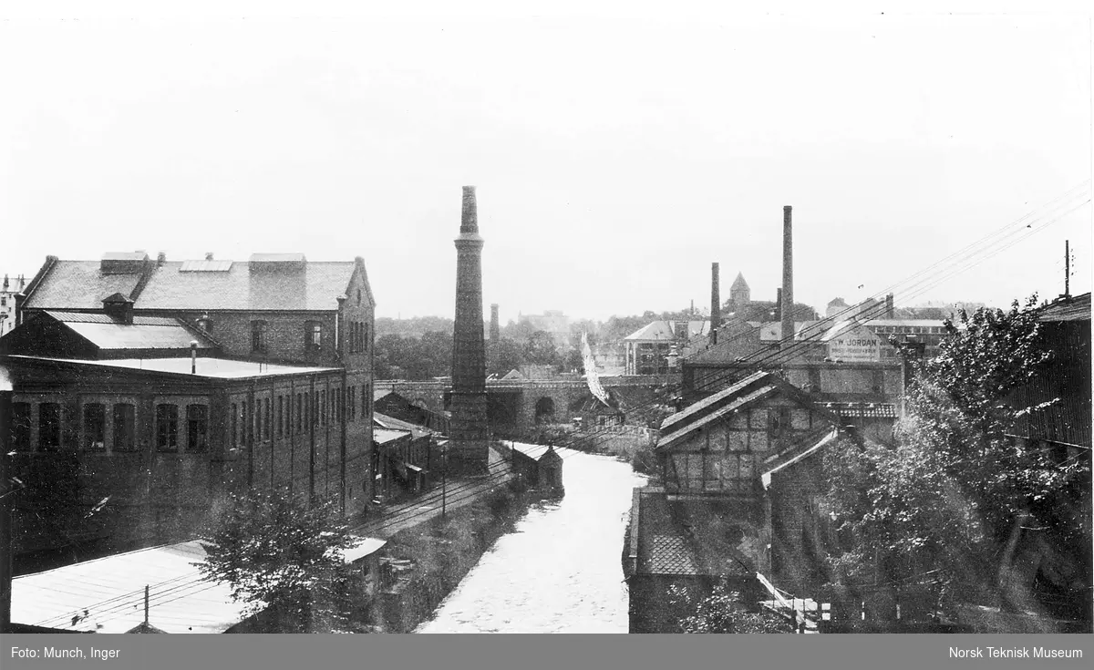 Foss Bryggeri og A/S Knud Graahs veveri fotografert fra Beierbroen