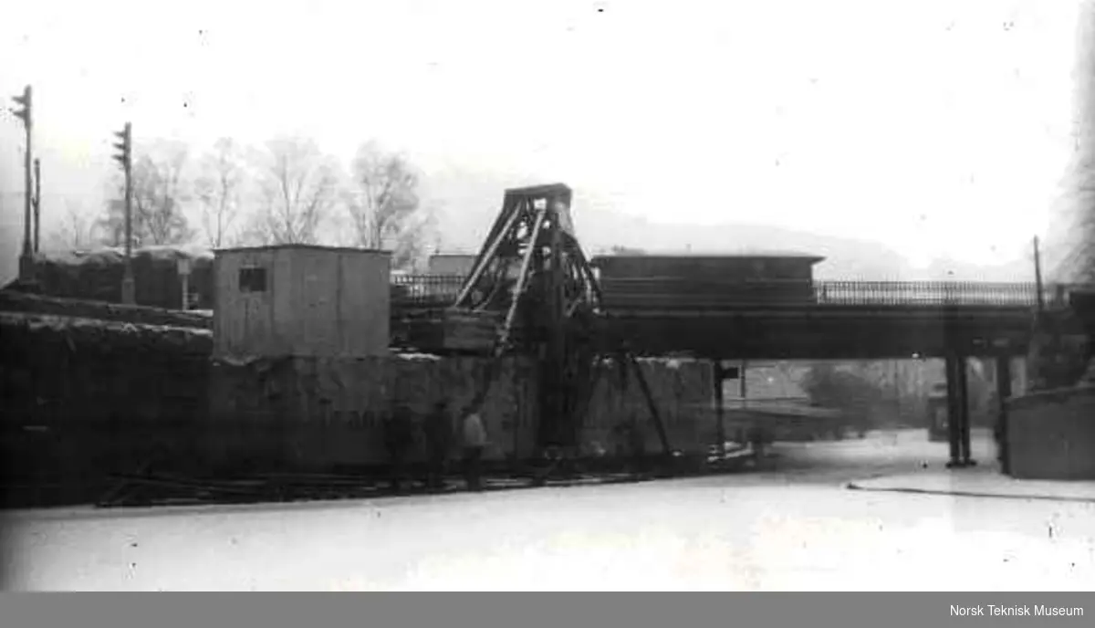 Transport av monolittsteinen under en bro. Steinen ble flyttet fra steinbruddet ved Iddefjorden til Frognerparken 1926/27 av entreprenørfirmaet Eeg-Henriksen.