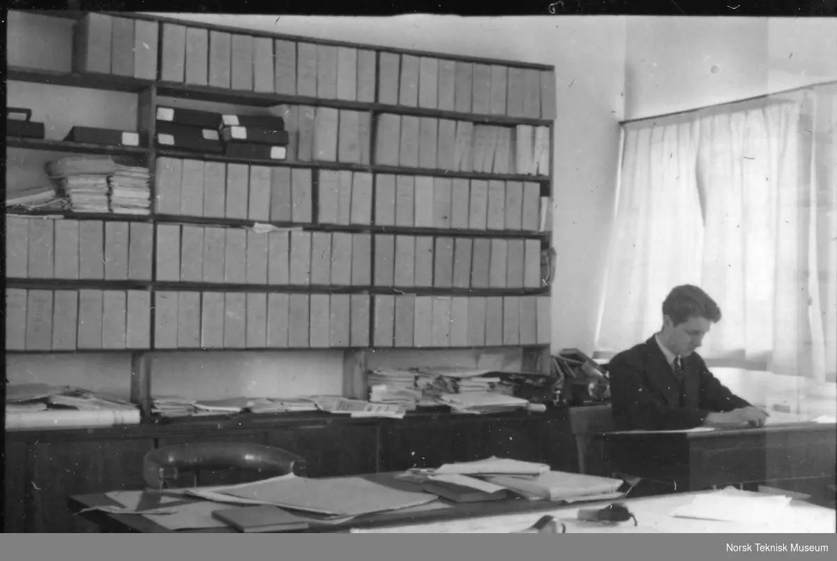 Carl Størmers assistent og laborant Nicolai Herlofson på Størmers kontor, Astrofysisk Institutt, Blindern, Oslo, 1937.