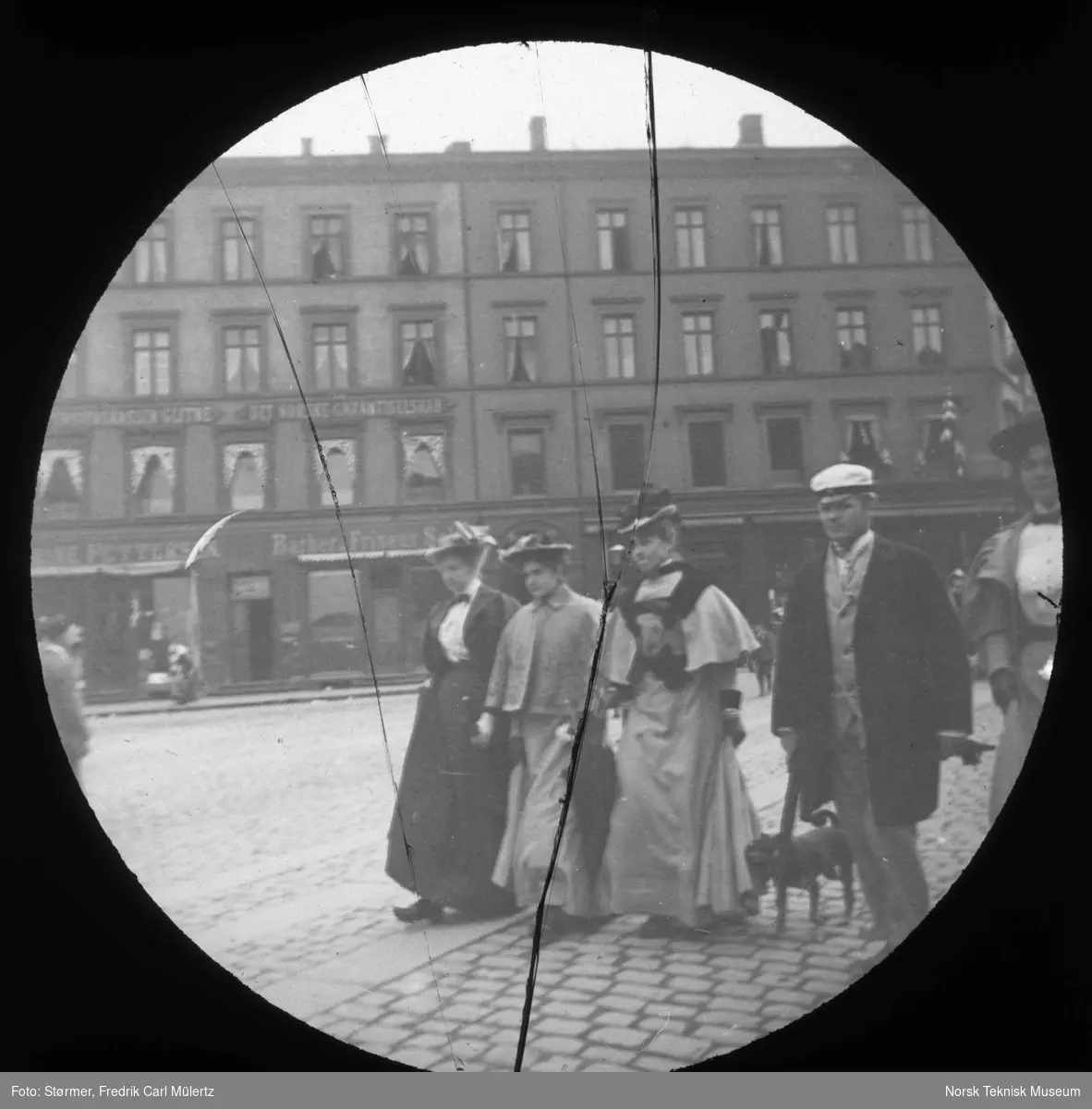 Frk. Schweigaard (senere fru Stang), frk. Schweigaard (senere fru Kristoffersen), frk. Bonnevie, Otto Løvenskiold, frk. Fearnley (senere fru Michelet) fotografert i Oslo