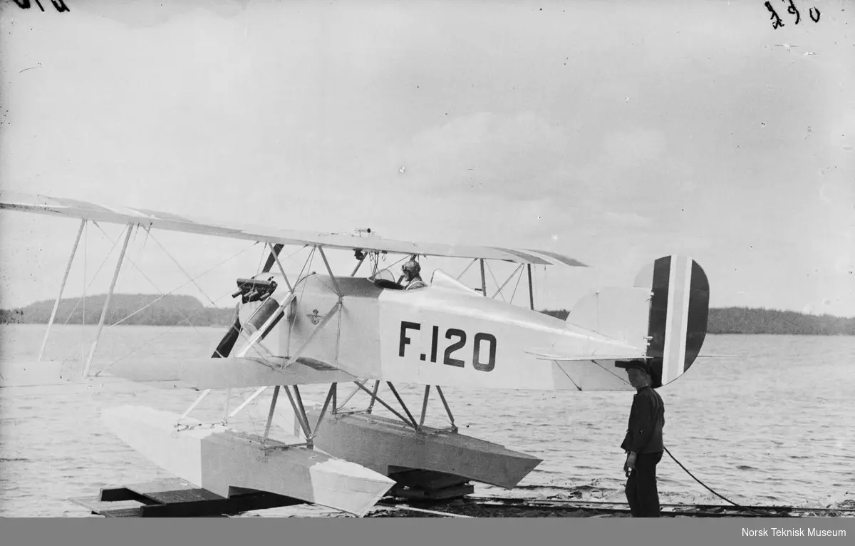 M.F.9 F 120, bygget ved Marinens Flyvebåtfabrikk, på stranden