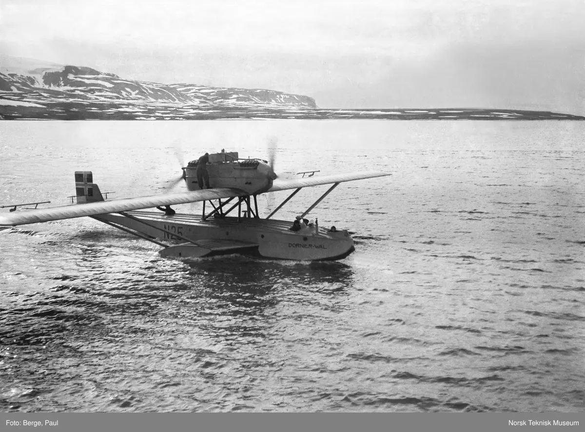 "N 25" på sjøen ved Ny-Ålesund