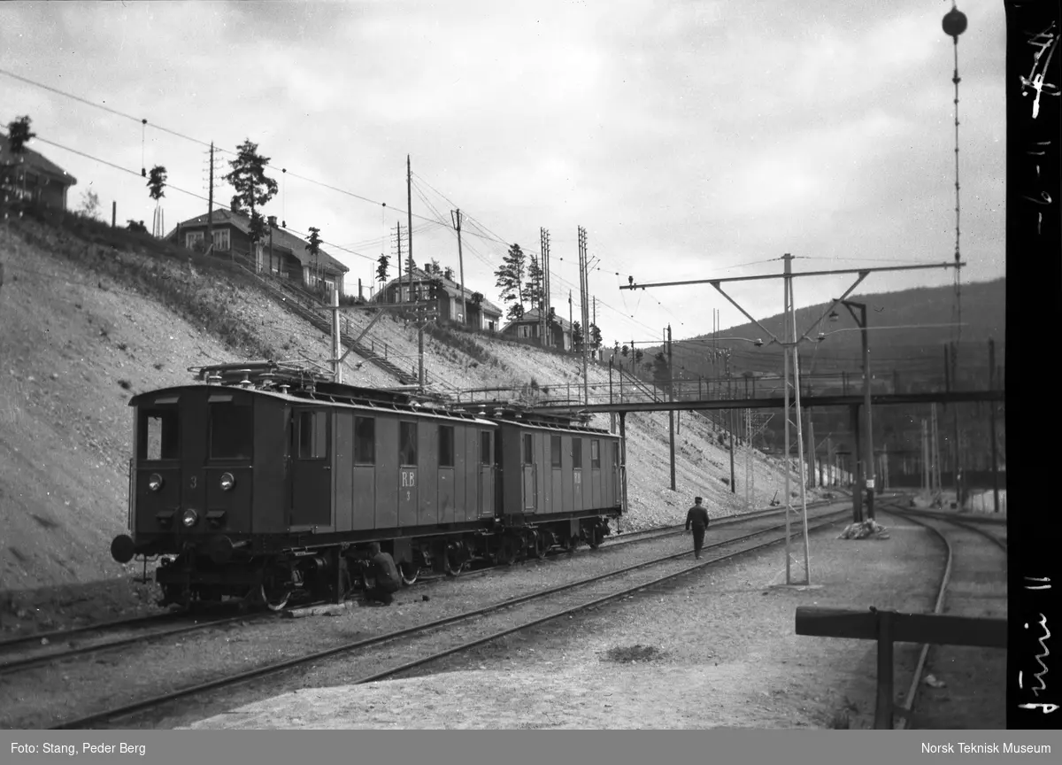 Elektriske lokomotiver på Notodden stasjon, Bratsbergbanen, nedenfor Grønnbyen