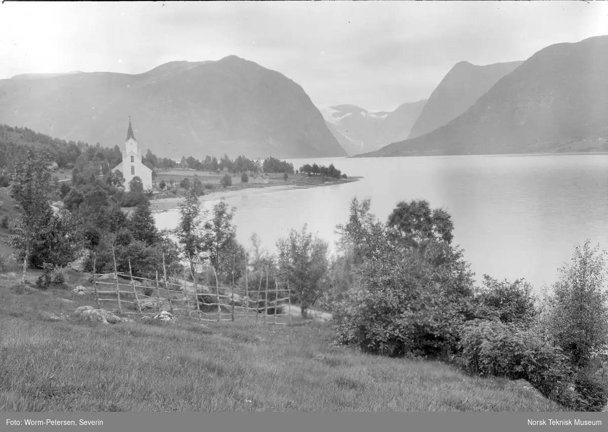 Helgheim kirke mot Jostedalsbreen