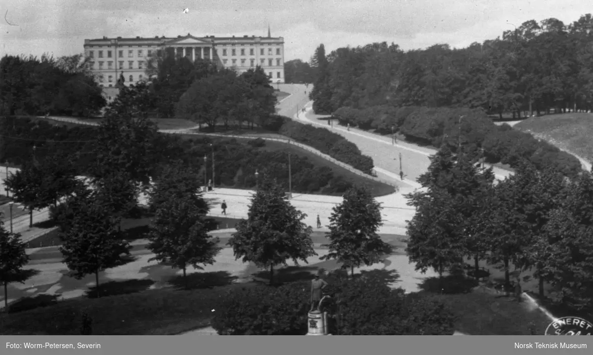 Slottet og slottsparken, avfotografert postkort