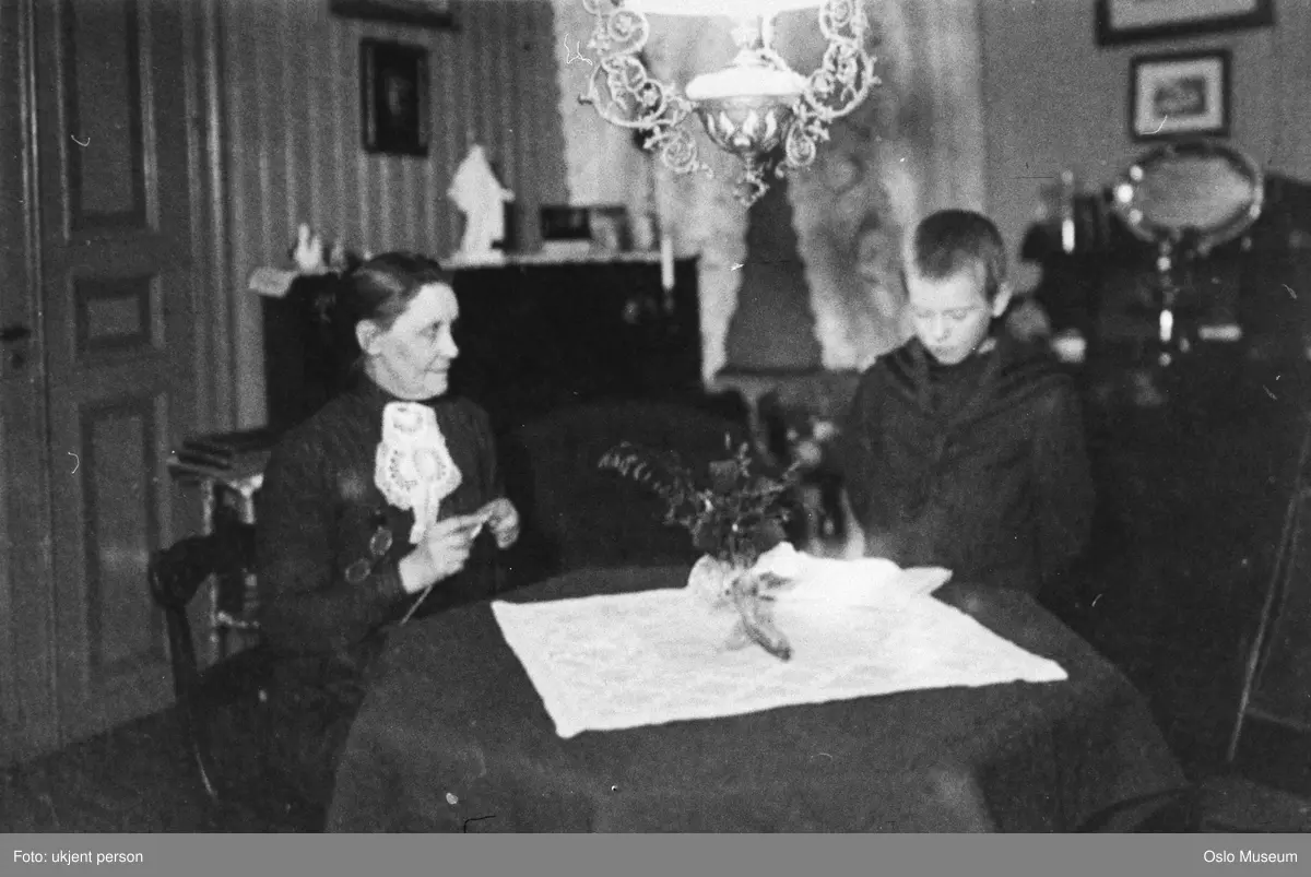 Guttehjemmet August Herman Francke, interiør, stue, gutt, kvinne, strikketøy