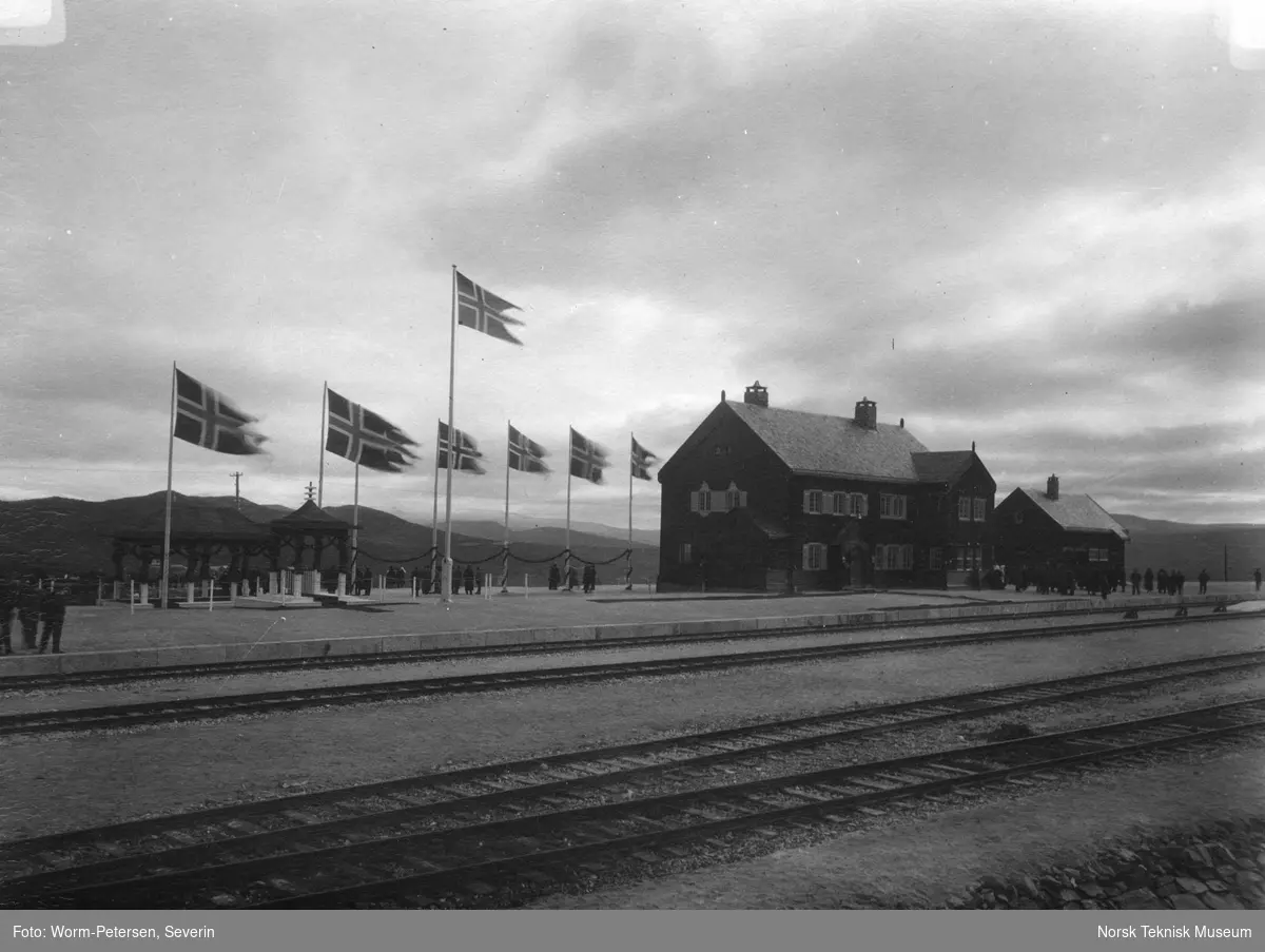 Hjerkinn stasjon på åpningsdagen 1921