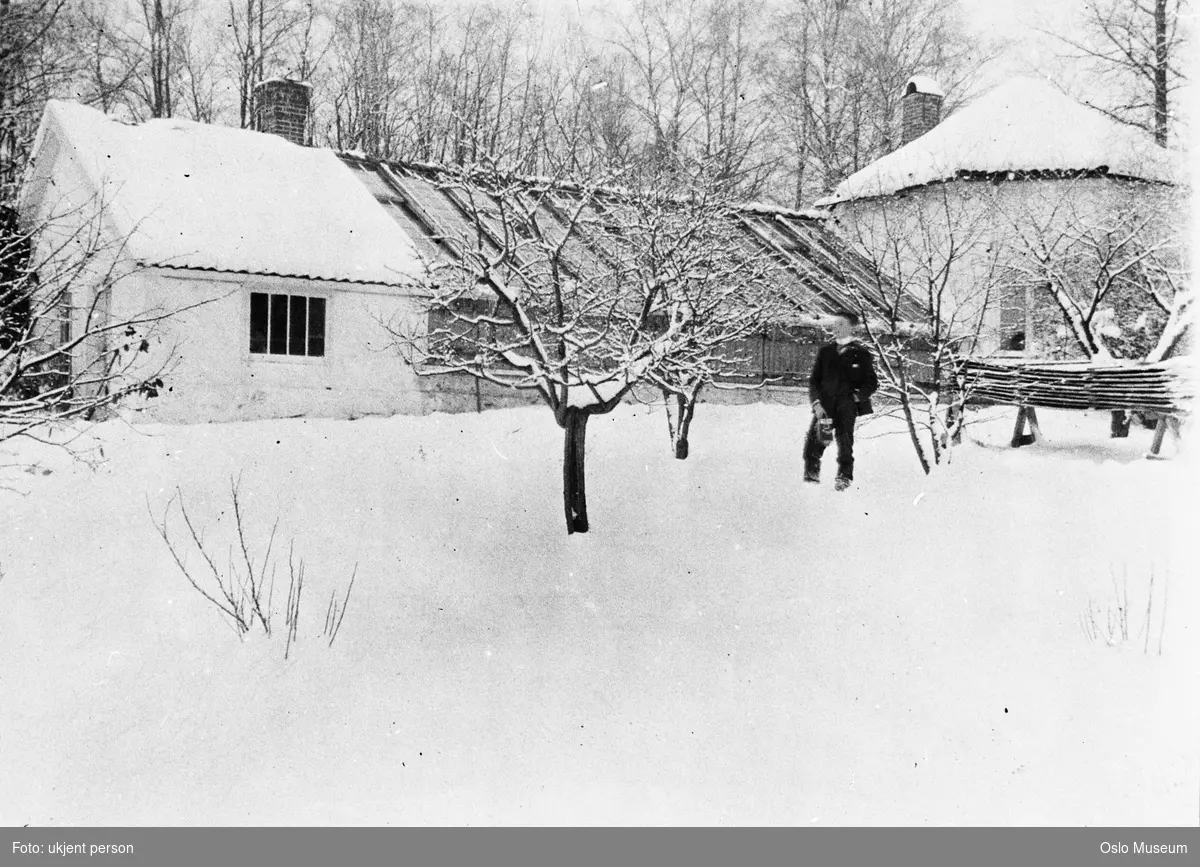 Skinnarbøl hovedgård, hage, mann, snø