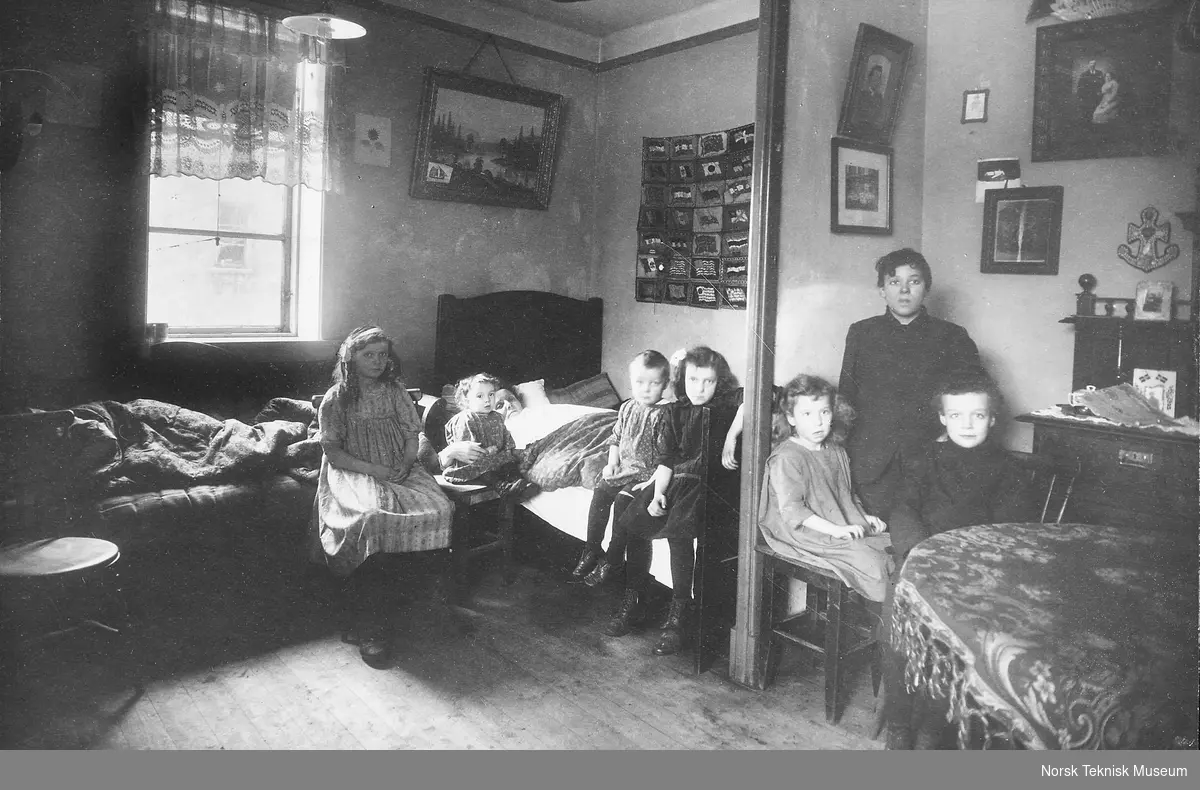 Syk mor med syv barn fra Kristiania, omkring 1910