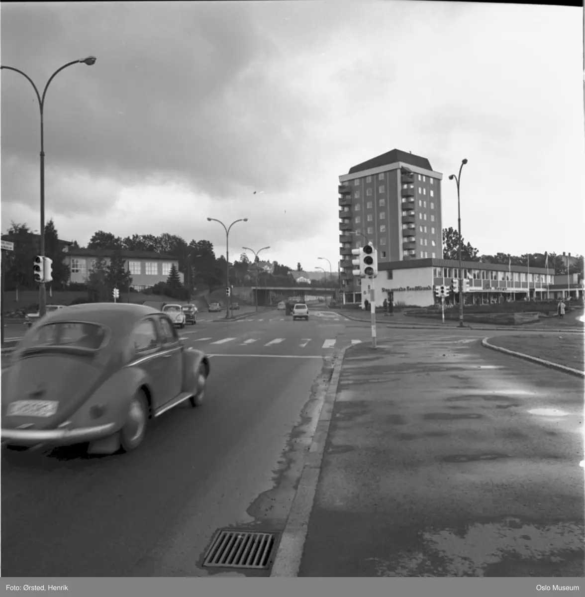 veikryss, biler, trafikklys, Tåsen senter, bank, forretninger, boligblokk, Tåsen skole, villabebyggelse