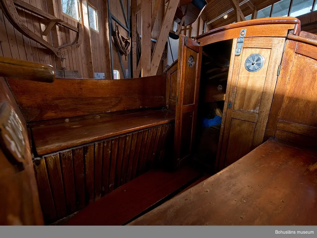 Spetsgattad. Klinkbyggd. Bord och spant av ek. Borden är nitade.
Däck av oregonpine. Ruff av mahogny och oregonepine (taket). Masten (H 10,3 m) och bommen (L 3,1 m) är gjorda av oregonpine.
Tidigare var båten gaffelriggad men i samband med en ombyggnad 1952 fick hon däck, ruff och en ny modern rigg samt kryssfock och storsegel av bomull tillverkat av Hasses segelmakeri i Göteborg, se UM026494 - UM026495. Se Länkade filer under Tilläggsinformation.
På sittbrunnens sarg sitter en namnskylt i trä; "NYMF".
Ett blått kapell, sprayhood, med två vita stänger från 1980-tal samt en båtshake förvaras i ruffen. Se Länkade filer under Tilläggsinformation.

Båten ägdes på 1930-talet av Karl Otto Jonasson. År 1941 sålde han den till Folke Gunnarsson och Rune Olsson. Fem år senare köpte Folke ut Rune.
Folke var med i Segelsällskapet FRAM i Göteborg. Båten kallades Nymf och hade nr 64 i segelsällskapet FRAM. År 1988 tog Karl-Erik Karlsson över båten.

Enligt Sveriges befolkning 1900 heter båtbyggaren Karl Alfred Fredriksson Stjërn, född i Kville 1857.
 
Litteratur: 
Börjesson, E, Börjesson, L., Dunér, m fl.: Kostern. Segelsällskapet Fram 100 år. 1896-1996. Göteborg 1996.
Sörenson, Reiners: Stjerns båtbyggeri på Galtö. Ur Träbiten nr. 93, Föreningen Allmogebåtar, Göteborg 1996.
Hasslöf, Olof: Svenska Västkustfiskarna, Stockholm 1949, sidan 296 ff,
Fredriksen, Christine: EBBA och NYMF - nöjesbåtar vid Bohuskusten. BOHUSLÄN. Årsbok 1999. Handel och hantverk. Bohusläns Hembygdsförbund och Bohusläns museum, s. 87-104.

Se Bilagepärmen UM26491: Träbiten nr 93 samt information från Segelsällskapet FRAM.
Gaffel och äldre bomullssegel finns el. uppgift från givaren kvar.
Uppgifterna kompletterade 2002-09-06/A-LS

Se Bildarkivet UMFA55001:1, familjebild från 1934 samt UM031358, prispokal från 1935.