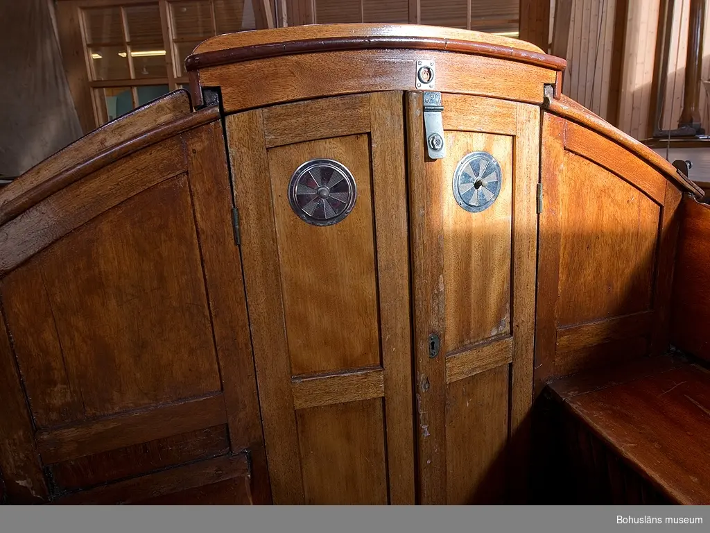 Spetsgattad. Klinkbyggd. Bord och spant av ek. Borden är nitade.
Däck av oregonpine. Ruff av mahogny och oregonepine (taket). Masten (H 10,3 m) och bommen (L 3,1 m) är gjorda av oregonpine.
Tidigare var båten gaffelriggad men i samband med en ombyggnad 1952 fick hon däck, ruff och en ny modern rigg samt kryssfock och storsegel av bomull tillverkat av Hasses segelmakeri i Göteborg, se UM026494 - UM026495. Se Länkade filer under Tilläggsinformation.
På sittbrunnens sarg sitter en namnskylt i trä; "NYMF".
Ett blått kapell, sprayhood, med två vita stänger från 1980-tal samt en båtshake förvaras i ruffen. Se Länkade filer under Tilläggsinformation.

Båten ägdes på 1930-talet av Karl Otto Jonasson. År 1941 sålde han den till Folke Gunnarsson och Rune Olsson. Fem år senare köpte Folke ut Rune.
Folke var med i Segelsällskapet FRAM i Göteborg. Båten kallades Nymf och hade nr 64 i segelsällskapet FRAM. År 1988 tog Karl-Erik Karlsson över båten.

Enligt Sveriges befolkning 1900 heter båtbyggaren Karl Alfred Fredriksson Stjërn, född i Kville 1857.
 
Litteratur: 
Börjesson, E, Börjesson, L., Dunér, m fl.: Kostern. Segelsällskapet Fram 100 år. 1896-1996. Göteborg 1996.
Sörenson, Reiners: Stjerns båtbyggeri på Galtö. Ur Träbiten nr. 93, Föreningen Allmogebåtar, Göteborg 1996.
Hasslöf, Olof: Svenska Västkustfiskarna, Stockholm 1949, sidan 296 ff,
Fredriksen, Christine: EBBA och NYMF - nöjesbåtar vid Bohuskusten. BOHUSLÄN. Årsbok 1999. Handel och hantverk. Bohusläns Hembygdsförbund och Bohusläns museum, s. 87-104.

Se Bilagepärmen UM26491: Träbiten nr 93 samt information från Segelsällskapet FRAM.
Gaffel och äldre bomullssegel finns el. uppgift från givaren kvar.
Uppgifterna kompletterade 2002-09-06/A-LS

Se Bildarkivet UMFA55001:1, familjebild från 1934 samt UM031358, prispokal från 1935.