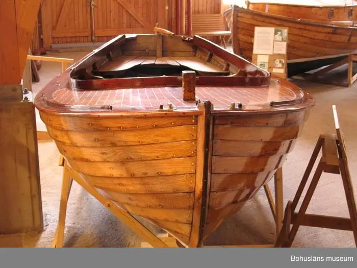 Klinkbyggd julle, Långedragsjulle,  av typen J 10 nr. 153, "Tio-julle".
Längd: 5 meter, bredd: 1,90 meter, djup: 0,74 meter, järnköl: 220 kg. 
Segelyta: 10 kvadratmeter. Seglet märkt J10 153.
Båten är byggd på Johannes Olssons Båtbyggeri i Kungsviken på Orust 1943 och var en av sex J 10:or som byggdes där detta år.
Bordläggning av ek på spant av ek, kopparnitad. Akterspegel av ek. Däck av oregonpine, skarndäck och sarg av mahogny. Pållare av ek. Roder av ek och roderkult av fur. Tofter av ek i akter, medan tofter på sidorna saknas. Fem stöd för dessa senare tofter finns kvar.
Allt trä fernissat. Botten svartmålad, vit vattenlinje. Gråmålade durkar.
Till båten hör originalmast samt dacronsegel från 1968.