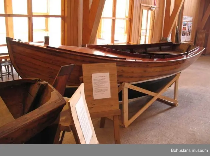 Klinkbyggd julle, Långedragsjulle,  av typen J 10 nr. 153, "Tio-julle".
Längd: 5 meter, bredd: 1,90 meter, djup: 0,74 meter, järnköl: 220 kg. 
Segelyta: 10 kvadratmeter. Seglet märkt J10 153.
Båten är byggd på Johannes Olssons Båtbyggeri i Kungsviken på Orust 1943 och var en av sex J 10:or som byggdes där detta år.
Bordläggning av ek på spant av ek, kopparnitad. Akterspegel av ek. Däck av oregonpine, skarndäck och sarg av mahogny. Pållare av ek. Roder av ek och roderkult av fur. Tofter av ek i akter, medan tofter på sidorna saknas. Fem stöd för dessa senare tofter finns kvar.
Allt trä fernissat. Botten svartmålad, vit vattenlinje. Gråmålade durkar.
Till båten hör originalmast samt dacronsegel från 1968.