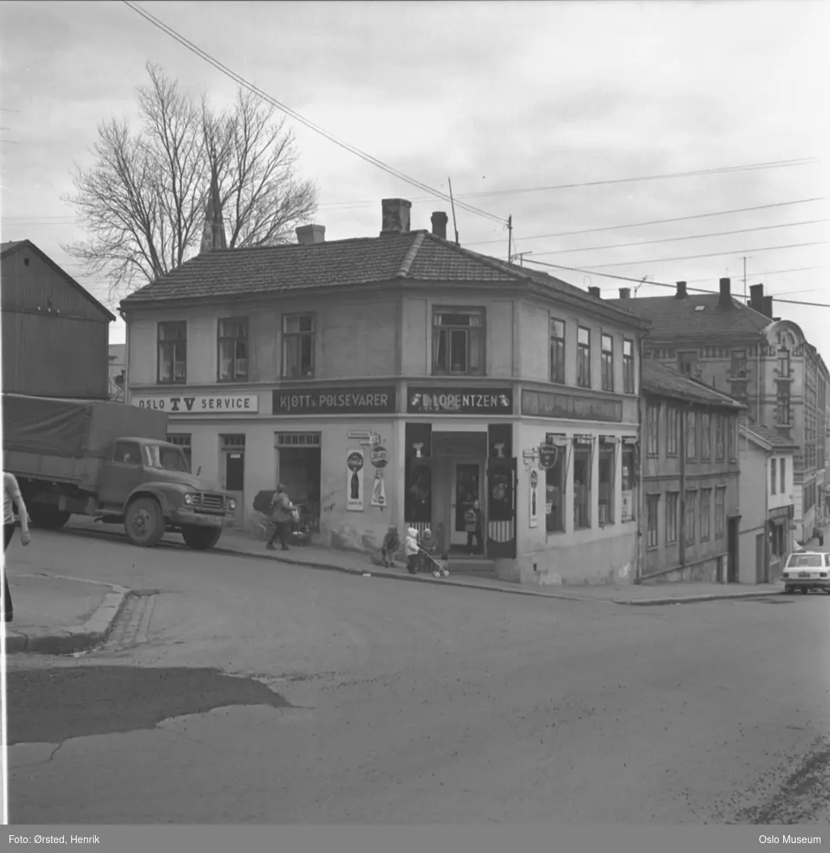 trehusbebyggelse, hjørnegård, L. Lorentzen kolonialforretning, reklameplakater, barn, lek, biler