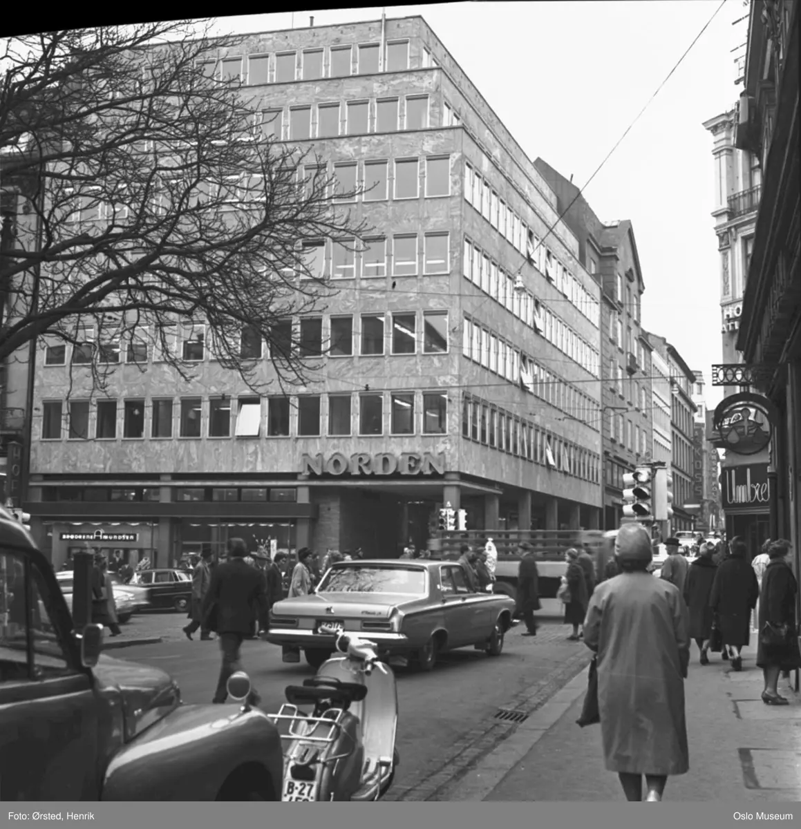 gateliv, forretningsgård, Norden forsikring, biler, Lambretta LD scooter, mennesker