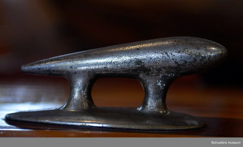 Båten visas permanent  i Båthallen, Bohusläns museum.

Öppen 15 fots motorbåt med rak akter. Fördäck, delad snedställd vindruta, sidorutor och kapell. Stor sittbrunn med tredelad och formsågad toft av furu i aktern. Vindrutor fördelade på fyra rutor varav den högra är öppningsbar. 
Båten har varit försedd med en utombordsmotor.

Till båten hör två stänger UM31346:2 till ett grönt kapell, UM31346:3, flaggstång UM31346:4 samt två årtullar UM31346:5.
Motor saknas.

Campingbåten Aje är en  tidstypisk nöjes- och fritidsbåt för en familj.
Båttypen började byggas i Sverige i slutet av 1930-talet till början av 1960-talet. Ett känt båtvarv som byggde campingbåtar var varvet Storebro. Båten ritades för att serietillverkas och därmed vara billig nog att kunna köpas av arbetare och lägre tjänstemän. Det var också under 30-talet som vanligt folk började få semester. Båttypen kallades i början också för passbåt.
Man kan stuva undan stolarna och bädda för två på durken - man kunde "tälta på sjön", därav smeknamnet campingbåt.

Båten har ägts av Ivan Johansson på Restenäs. Båten framfördes med utombordsmotor Volvo Penta med lång rigg, möjligen en Archimedes.
Båten är byggd i Henån.

Under åren november 2005 - våren 2008 renoverades Aje till utställningsbart skick hos Båtbyggeriavdelningen på Uddevalla Gymnasieskolas båtbyggarutbildning, Östraboskolan som ett led i skolans utbildning. Arbetet är dokumenterat och beskrivet i ett projektarbete av eleven Emma Karlsson.

Litt: Borgenstam, Curt: Min motorbåt. 1965
Olsson, C: Electroluxbåten. Sjöhistoriska museet, 1994.
Kalfjäll, Birgitta: Campingbåten. Artikel i Tidningen Vi, sommaren 1994