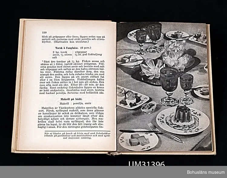 Bok; Husmoderns presentbok "Billig sommarmat", 1934. Vitt linneklotband med guldtryck.
Text på smutstitelsidan:
PRAKTISKT HANDBOK I ALLT, STORT SOM
SMÅTT, SOM RÖR SOMMARMATSEDELN
I STADEN OCH PÅ LANDET
Åhlén & Åkerlunds Boktryckeri 1934.
Ur Praktiskt företal:
Kära husmoder!
Låt sommaren så vitt som möjligt bli en vilans tid, förenkla därför hushållsmaskineriet. Duka med färgglada dukar, de verka längre fräscha än vita och se dessutom så inbjudande ut! Komma gäster så låt dem nöja sig med papperservetter. För att spara disk så servera, när ni kan, rätten i det kärl, vari den lagats. Det finns så många prydliga eldfasta kärl nu för tiden. Och det är så modernt att duka lite rustikt. 
Ur innehållsförteckningen:
Hur man lagar rätter i gelé
Vad kan man laga av sur mjölk?
Enrättsmiddagar
Sommarens bjudningar
Brått och gott
Rester
Allt om svamp
Weekend med ett primuskök
Konservering av bär, frukt och grönsaker
Billigt sommarbak

Judit Abrahamsson använde denna bok i sommarstugan.
Givarens mormor var mycket duktig på att laga mat, "men mamma var inte lika bra".

Föremålet har använts av familjen Abrahamsson i deras sommarstuga i Sundsandvik, byggd 1939.
För ytterligare upplysningar om förvärvet, se UM031385.