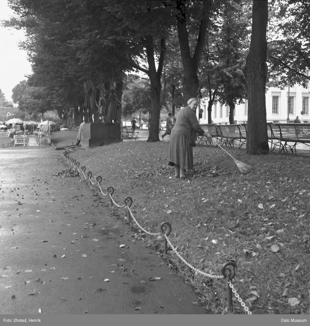 park, kvinne, parkarbeider, løvraking, Holbergmonumentet, friluftsrestaurant, benker