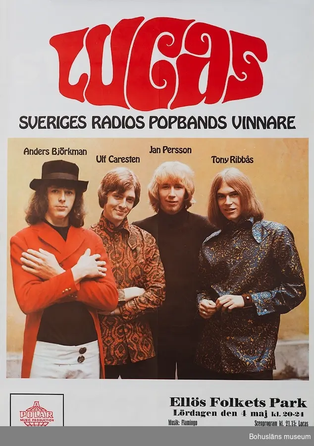 Affisch i fyrfärg med fotografi på popgruppen Lucas. 
Texten:
LUCAS SVERIGESS RADIOS POPBANDS VINNARE
Färgfotot med gruppens fyra medlemmar med respektive namn i tryck; Anders Björkman, Ulf Caresten , Janne Lucas Persson och Tony Ribbås.
Under fotografiet lokalt påtryck:
Ellös Folkets Park
Lördagen den 1 maj kl. 20 - 21
Musik: Flamingo   Scenprogram kl. 21.15: Lucas
Loogotyp: 
POLAR
MUSIC PRODUKTION