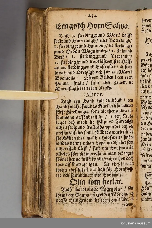 Originalupplaga tryckt i Stockholm 1647 hos Heinrich Keyser.
12:o., duodecimoformat,  (8), 258, (8) sidor. Nött helskinnsband. Oläslig namnteckning på pärmsidans insida tillsammans med täta anteckningar och årtalen 1659. Inlagan hårt skuren. Originalupplagans utvikbara plascher saknas.

Sammanbunden med Mårten Behms ( även Martin Böhme) (1559-1636) bok "Een ny och ganska nyttigh Läkiarebook om Häste Läkedomar" som är den andra på svenska tryckta boken om hästvård- och skötsel, utgiven 1648 i Stockholm hos samma tryckare. Behms bok ligger först i inbindningen.