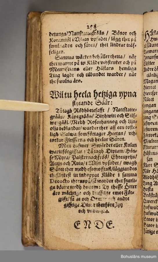 Originalupplaga tryckt i Stockholm 1647 hos Heinrich Keyser.
12:o., duodecimoformat,  (8), 258, (8) sidor. Nött helskinnsband. Oläslig namnteckning på pärmsidans insida tillsammans med täta anteckningar och årtalen 1659. Inlagan hårt skuren. Originalupplagans utvikbara plascher saknas.

Sammanbunden med Mårten Behms ( även Martin Böhme) (1559-1636) bok "Een ny och ganska nyttigh Läkiarebook om Häste Läkedomar" som är den andra på svenska tryckta boken om hästvård- och skötsel, utgiven 1648 i Stockholm hos samma tryckare. Behms bok ligger först i inbindningen.