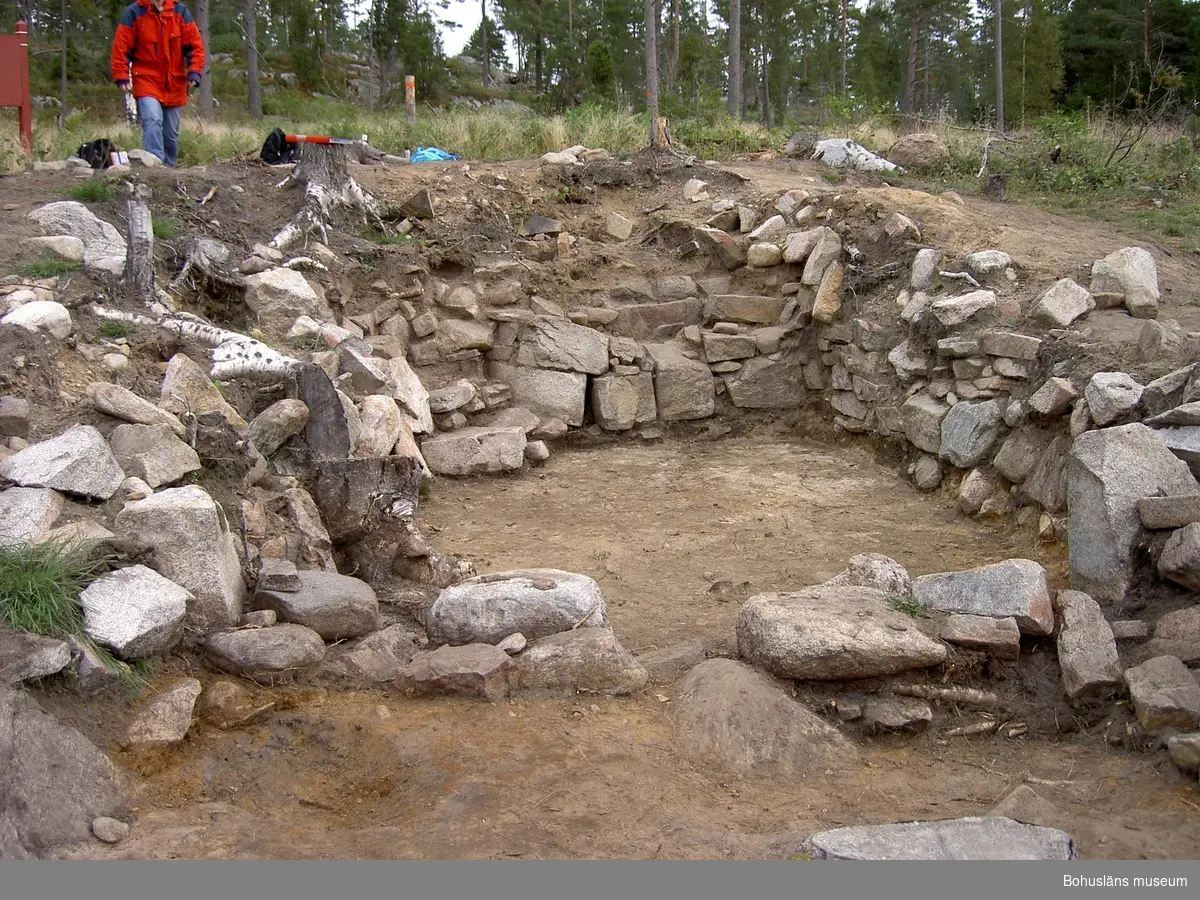 Snarsmon var en boplats för några resandefamiljer mellan ca 1860 och 1907. På platsen finns spår efter 10-12 hus. Tre av dessa undersöktes arkeologiskt 2004-2007.

Snarsmon var bosted for romanifamilier mellom ca. 1860 og 1907. På stedet finnes det spor etter 10-12 hus. Tre av disse ble undersøkt arkeologisk i åra 2004-2007.