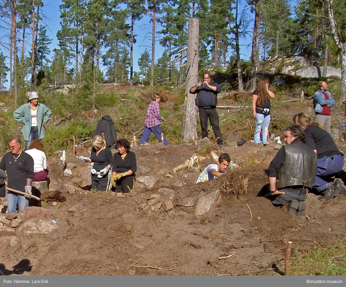 Snarsmon var en boplats för några resandefamiljer mellan ca 1860 och 1907. På platsen finns spår efter 10-12 hus. Tre av dessa undersöktes arkeologiskt 2004-2007.

Snarsmon var bosted for romanifamilier mellom ca. 1860 og 1907. På stedet finnes det spor etter 10-12 hus. Tre av disse ble undersøkt arkeologisk i åra 2004-2007.