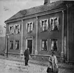 J. P. Kroks hus, Norra Drottninggatan 18, Uddevalla, år 1864. Framför huset J. P. Krok