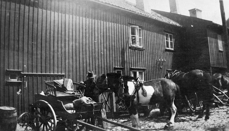 Enligt notering: "Gården, huset Kilbäcksgatan-Kålgårdsberget, Uddevalla. (Sydöstra hörnet) omkr. 1910".