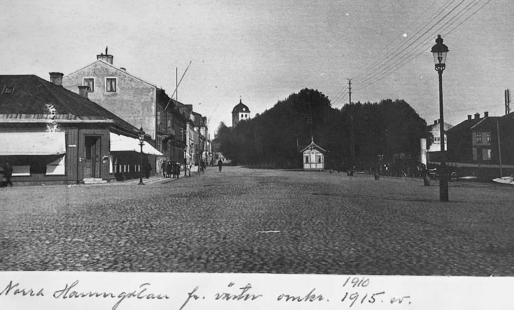 Text på kortet: "Norra Hamngatan fr väster omkr. 1910-1915 ev.".