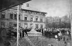 Högtidlig invigning av Anders Knape Hanssons byst den 17 juni 1879 framför gamla barnhusbyggnaden på Gustafsberg, Uddevalla