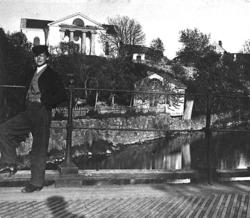 Enligt text på fotot: "Uddevalla kyrka från träbron".