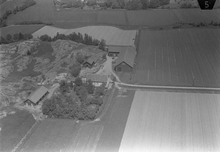Enligt AB Flygtrafik Bengtsfors: "Jörlanda. A. Andersson. Dyrtorp. St. Höga Bohuslän".